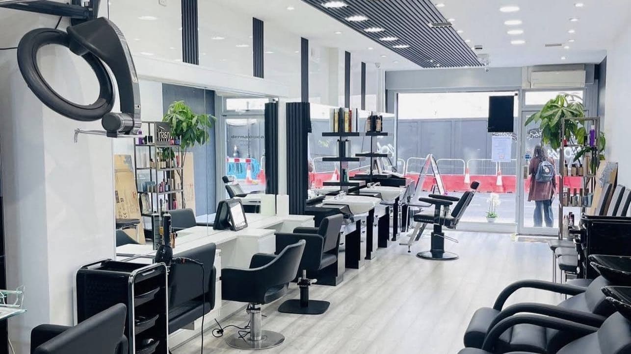 KD Barbers chair and grooming station